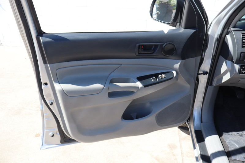 Toyota Tacoma Vehicle Full-screen Gallery Image 14
