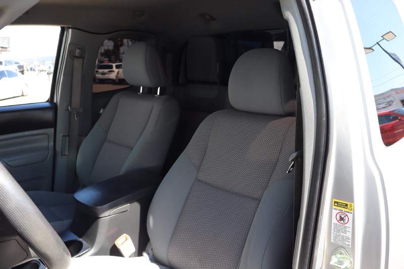 Toyota Tacoma Vehicle Full-screen Gallery Image 16