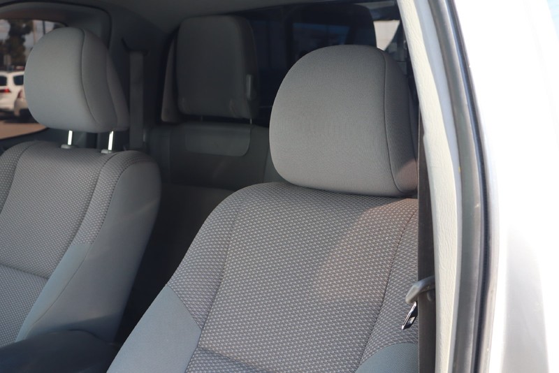 Toyota Tacoma Vehicle Full-screen Gallery Image 17