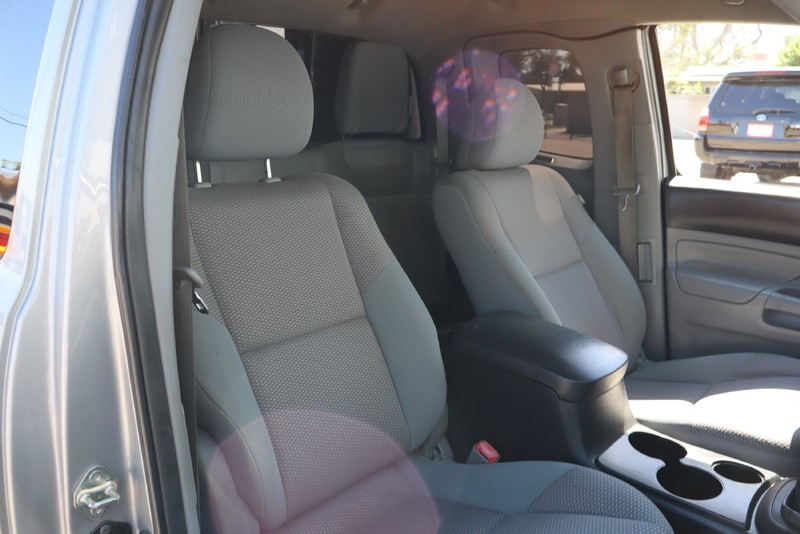 Toyota Tacoma Vehicle Full-screen Gallery Image 19