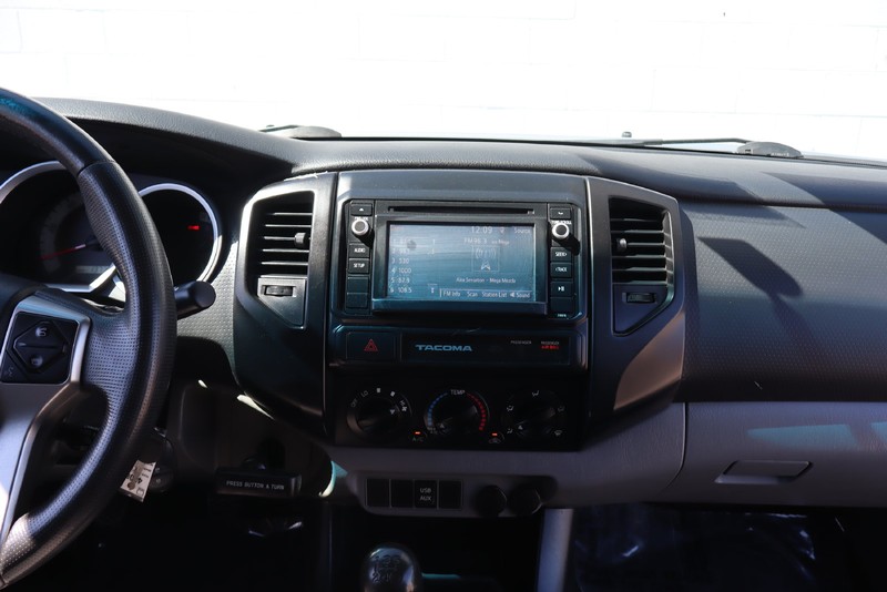 Toyota Tacoma Vehicle Full-screen Gallery Image 24
