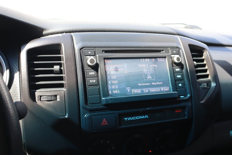 Toyota Tacoma Vehicle Full-screen Gallery Image 25