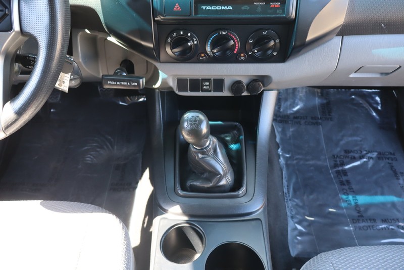 Toyota Tacoma Vehicle Full-screen Gallery Image 26