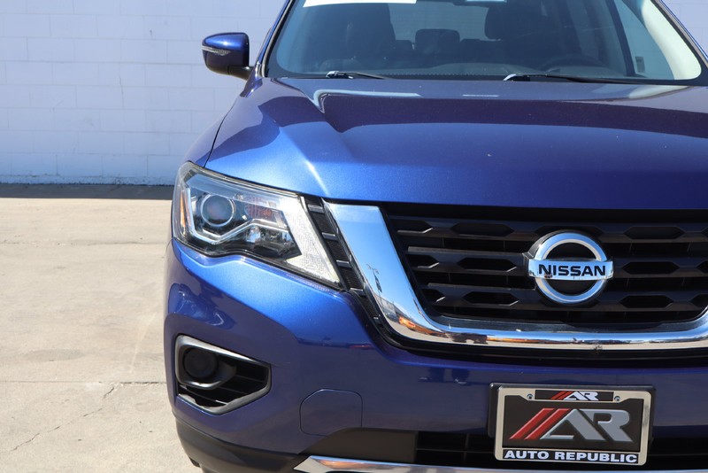 Nissan Pathfinder Vehicle Full-screen Gallery Image 03
