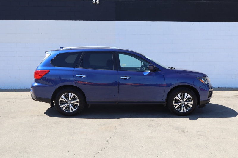 Nissan Pathfinder Vehicle Full-screen Gallery Image 04