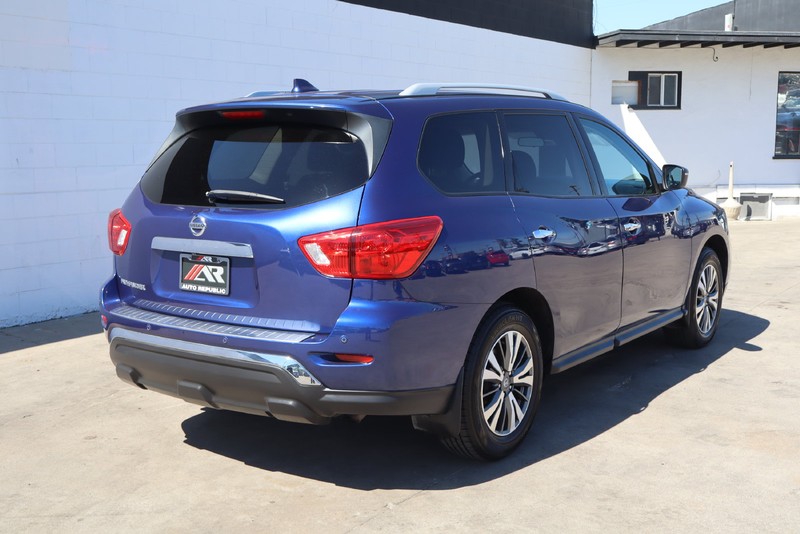 Nissan Pathfinder Vehicle Full-screen Gallery Image 05
