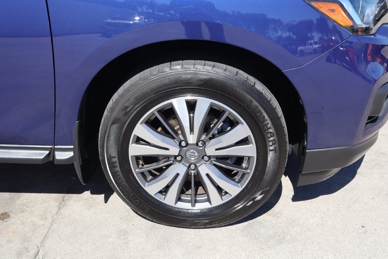 Nissan Pathfinder Vehicle Full-screen Gallery Image 13