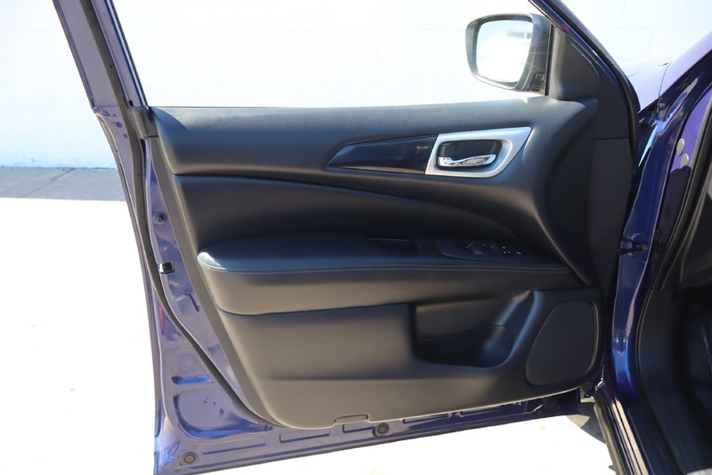 Nissan Pathfinder Vehicle Full-screen Gallery Image 14