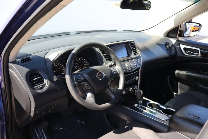Nissan Pathfinder Vehicle Full-screen Gallery Image 15