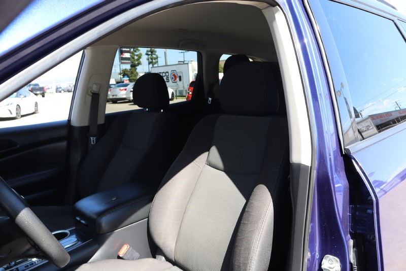 Nissan Pathfinder Vehicle Full-screen Gallery Image 16