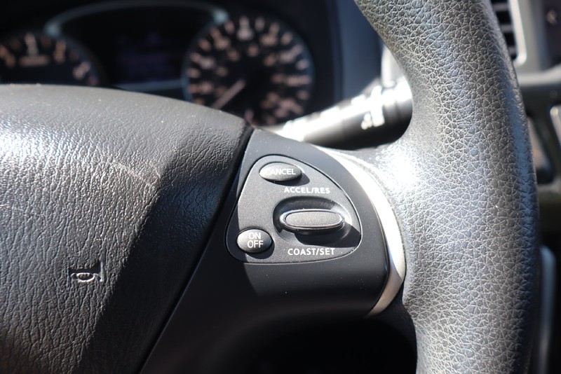Nissan Pathfinder Vehicle Full-screen Gallery Image 25