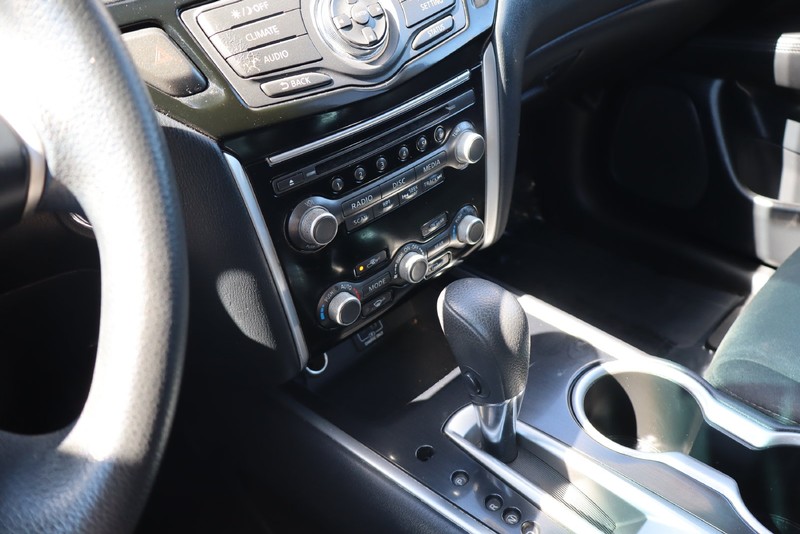 Nissan Pathfinder Vehicle Full-screen Gallery Image 29