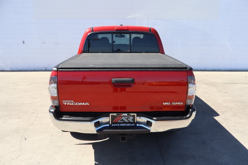 Toyota Tacoma Vehicle Full-screen Gallery Image 06