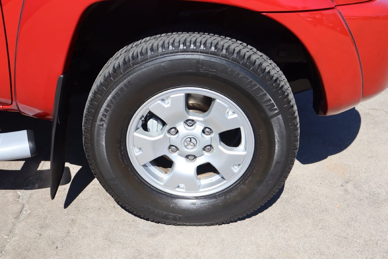 Toyota Tacoma Vehicle Full-screen Gallery Image 12