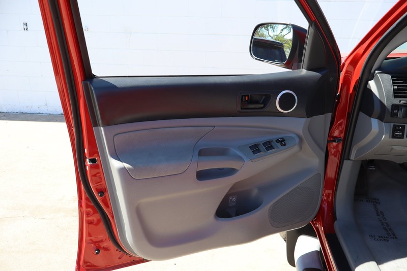 Toyota Tacoma Vehicle Full-screen Gallery Image 13