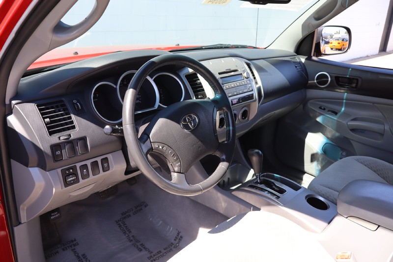 Toyota Tacoma Vehicle Full-screen Gallery Image 14