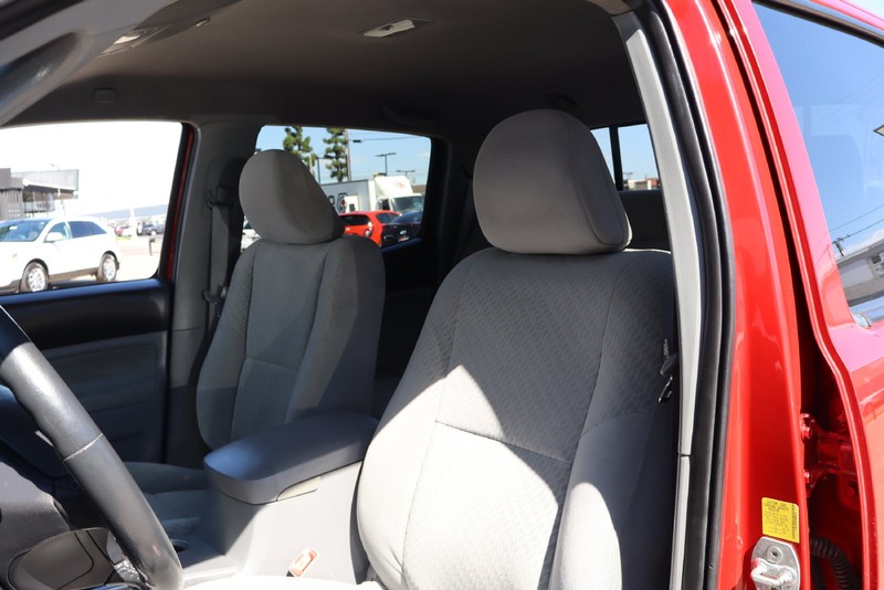 Toyota Tacoma Vehicle Full-screen Gallery Image 15