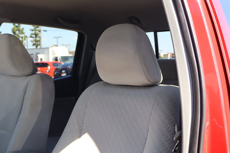 Toyota Tacoma Vehicle Full-screen Gallery Image 16
