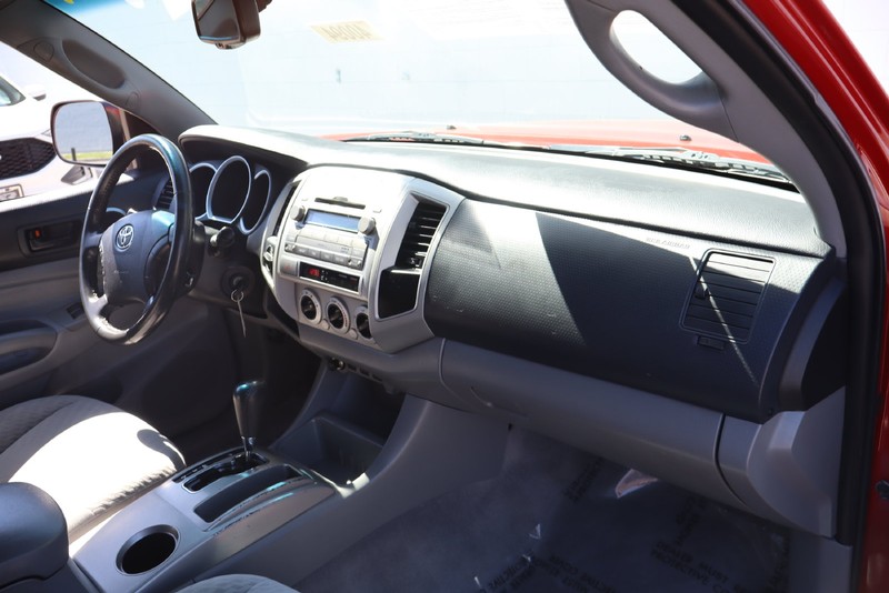 Toyota Tacoma Vehicle Full-screen Gallery Image 17