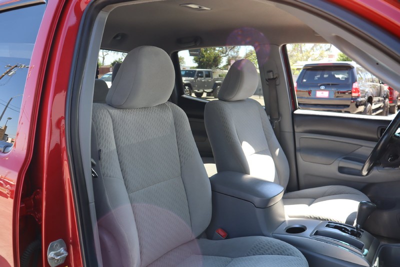 Toyota Tacoma Vehicle Full-screen Gallery Image 18