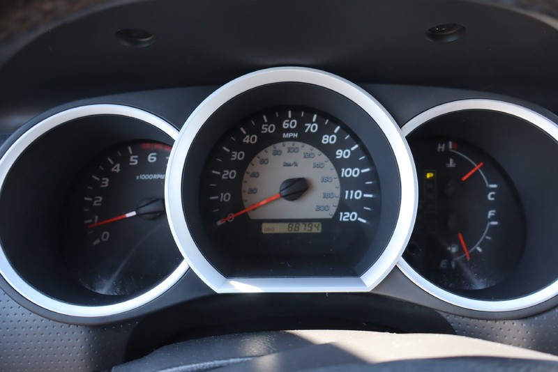 Toyota Tacoma Vehicle Full-screen Gallery Image 20