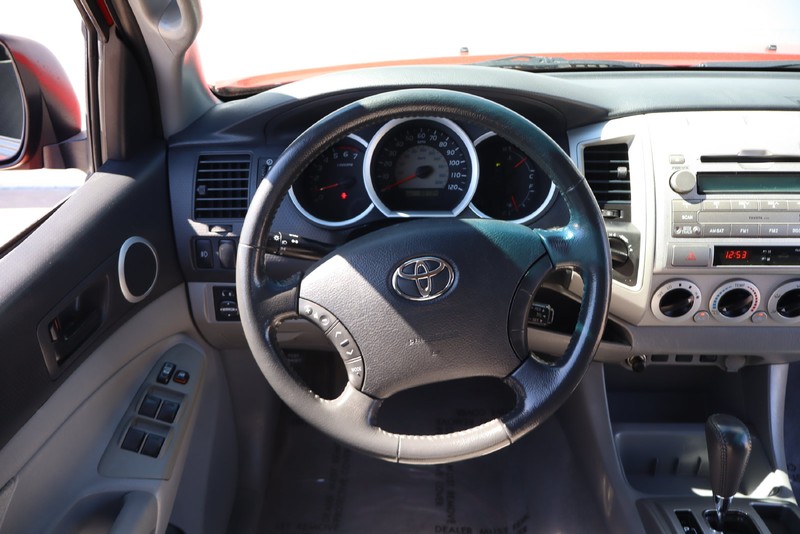 Toyota Tacoma Vehicle Full-screen Gallery Image 21