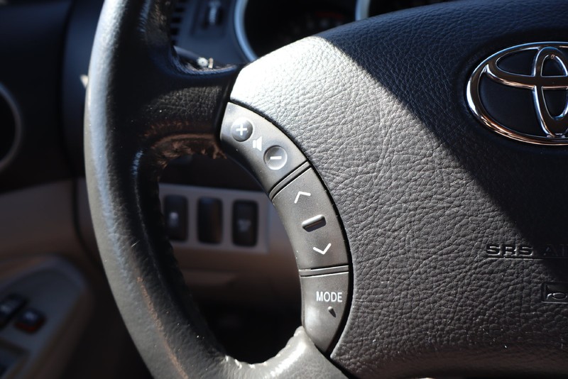 Toyota Tacoma Vehicle Full-screen Gallery Image 22