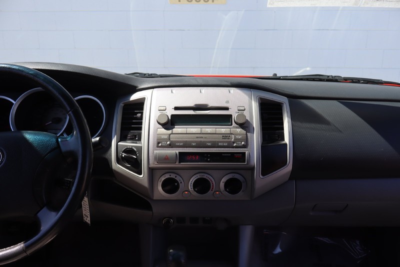 Toyota Tacoma Vehicle Full-screen Gallery Image 23