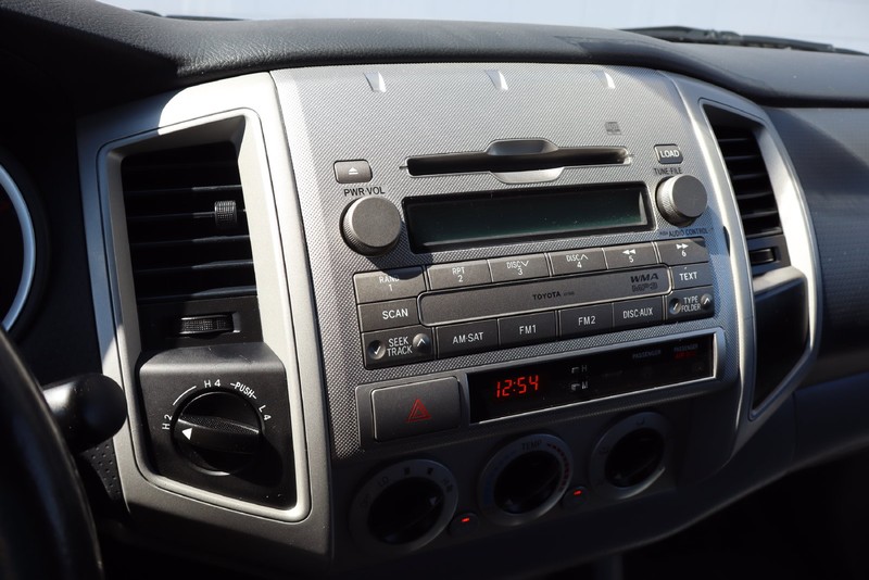 Toyota Tacoma Vehicle Full-screen Gallery Image 24