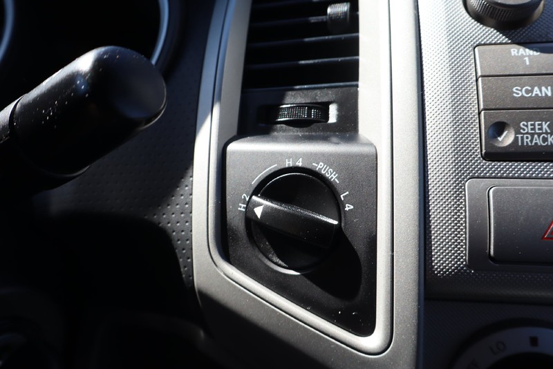 Toyota Tacoma Vehicle Full-screen Gallery Image 25