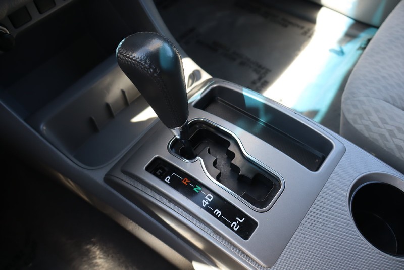 Toyota Tacoma Vehicle Full-screen Gallery Image 26