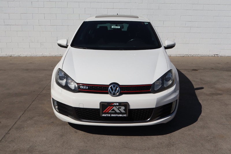 Volkswagen GTI Vehicle Full-screen Gallery Image 02