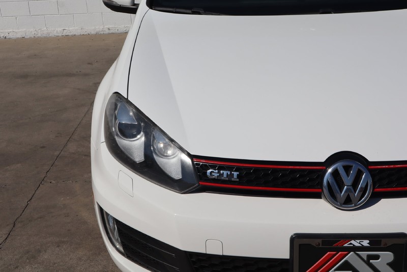 Volkswagen GTI Vehicle Full-screen Gallery Image 03