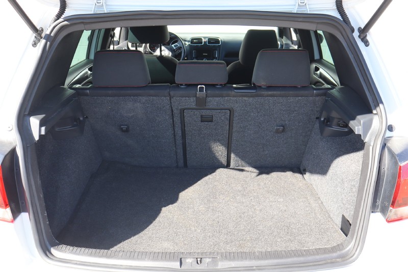Volkswagen GTI Vehicle Full-screen Gallery Image 08