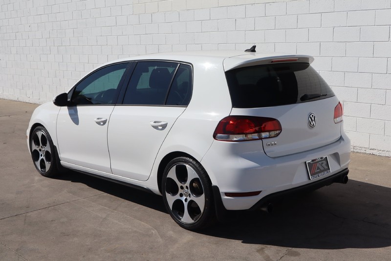 Volkswagen GTI Vehicle Full-screen Gallery Image 09