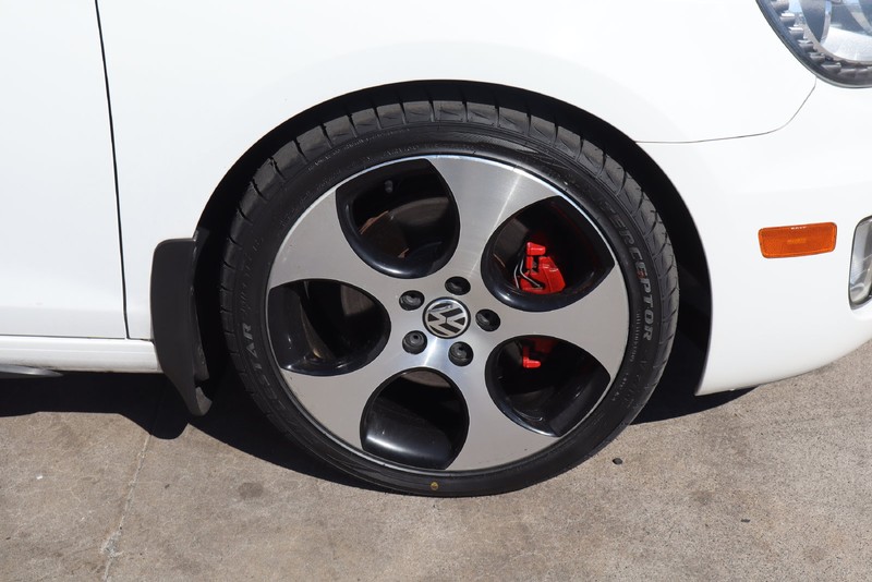 Volkswagen GTI Vehicle Full-screen Gallery Image 13