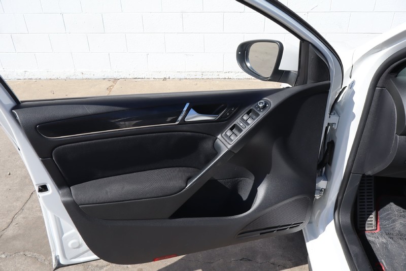 Volkswagen GTI Vehicle Full-screen Gallery Image 14