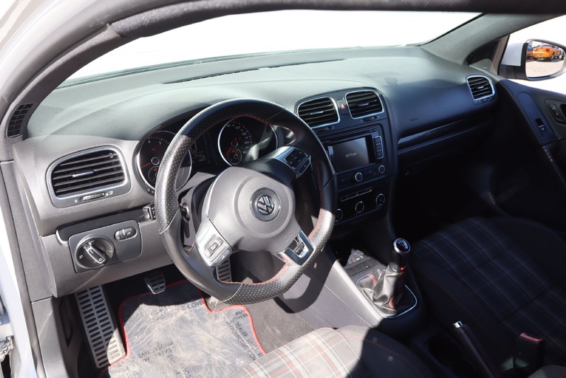 Volkswagen GTI Vehicle Full-screen Gallery Image 15
