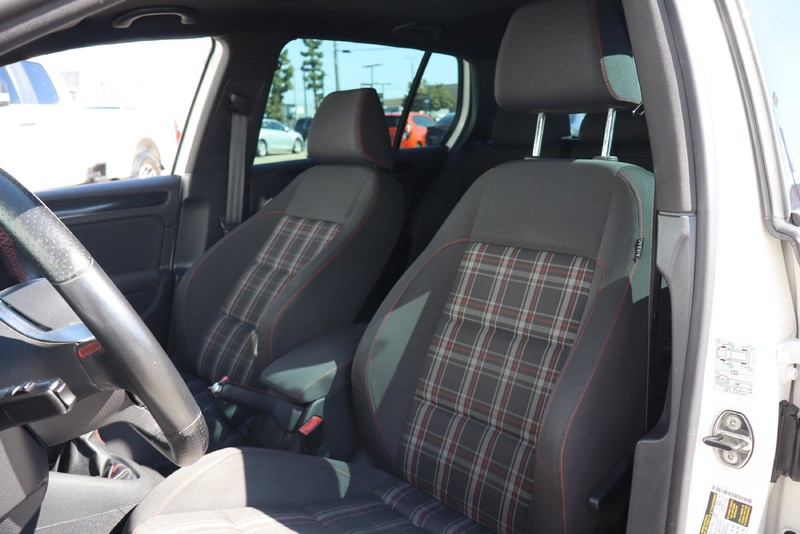 Volkswagen GTI Vehicle Full-screen Gallery Image 16