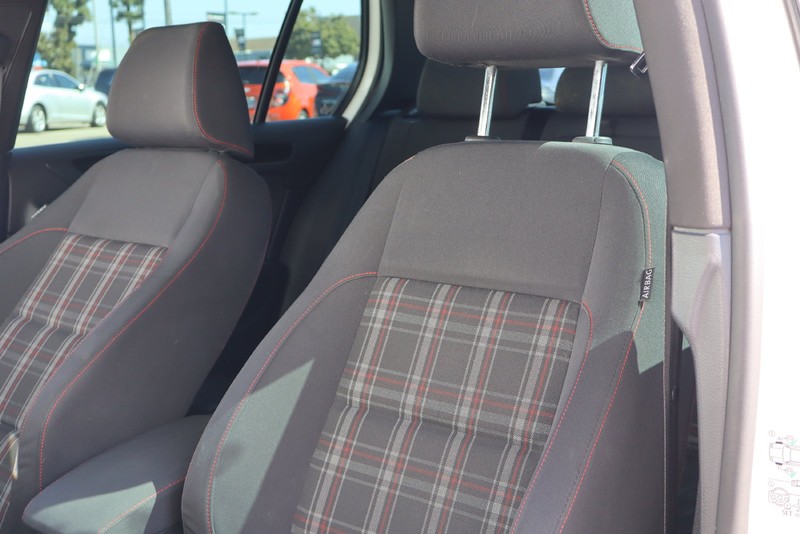 Volkswagen GTI Vehicle Full-screen Gallery Image 17