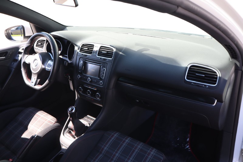 Volkswagen GTI Vehicle Full-screen Gallery Image 18