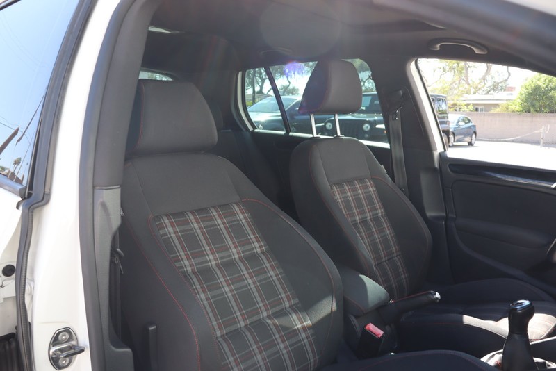 Volkswagen GTI Vehicle Full-screen Gallery Image 19