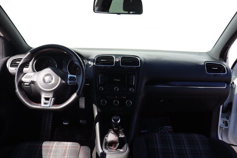 Volkswagen GTI Vehicle Full-screen Gallery Image 20