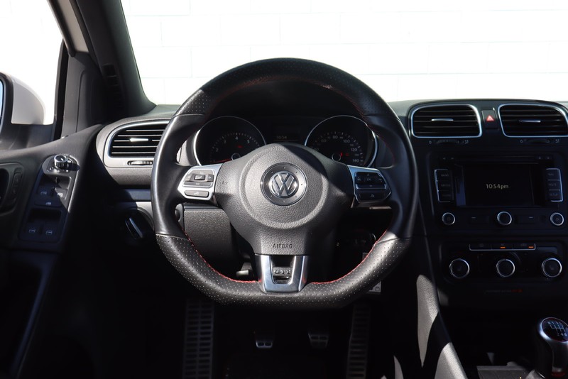 Volkswagen GTI Vehicle Full-screen Gallery Image 22