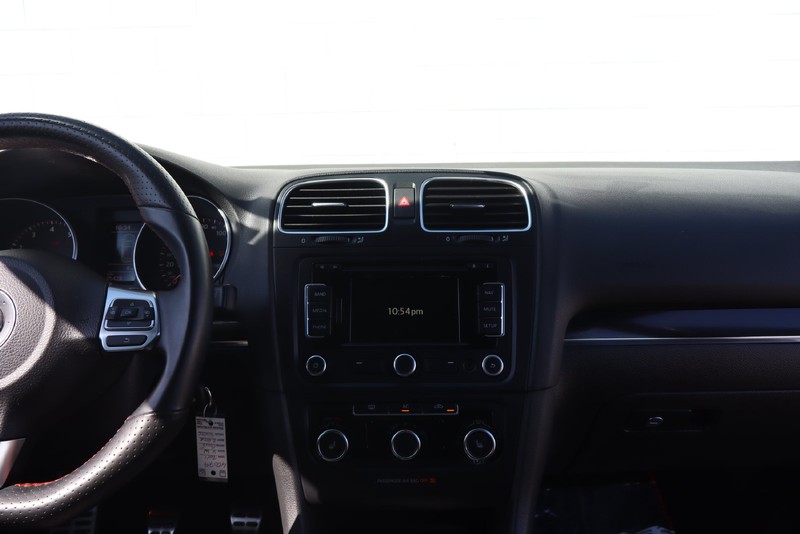 Volkswagen GTI Vehicle Full-screen Gallery Image 23