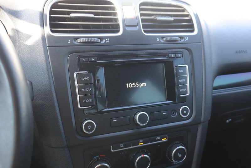 Volkswagen GTI Vehicle Full-screen Gallery Image 24