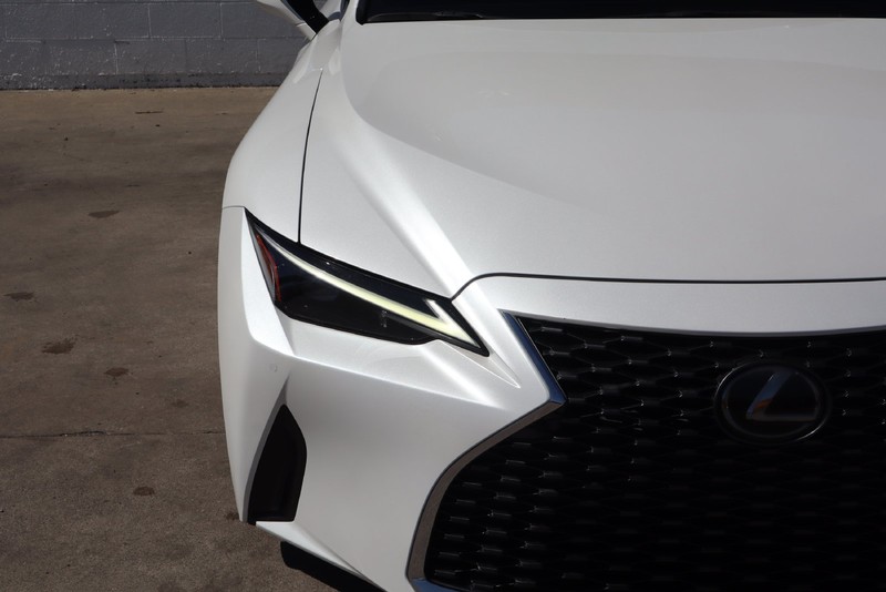 Lexus IS Vehicle Full-screen Gallery Image 03