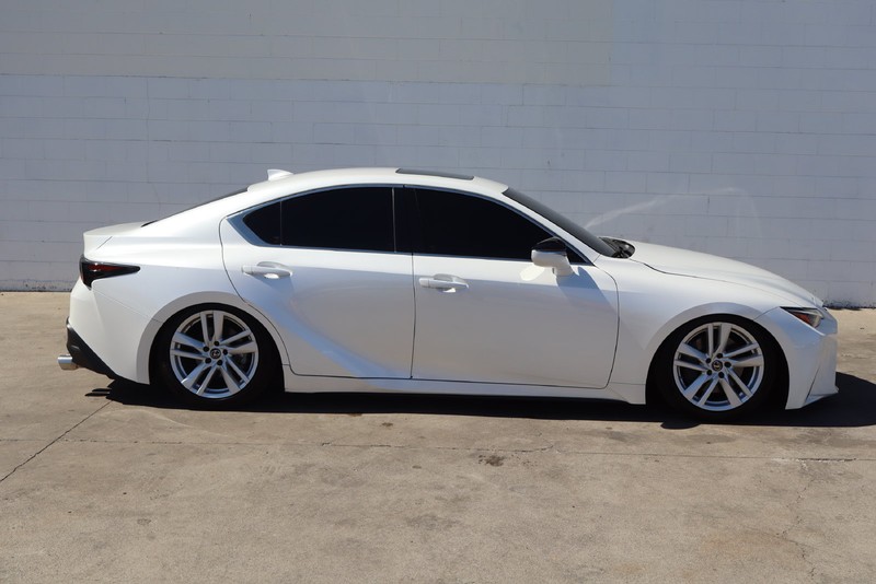 Lexus IS Vehicle Full-screen Gallery Image 04
