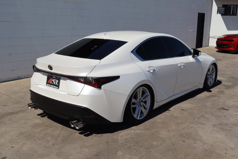 Lexus IS Vehicle Full-screen Gallery Image 05