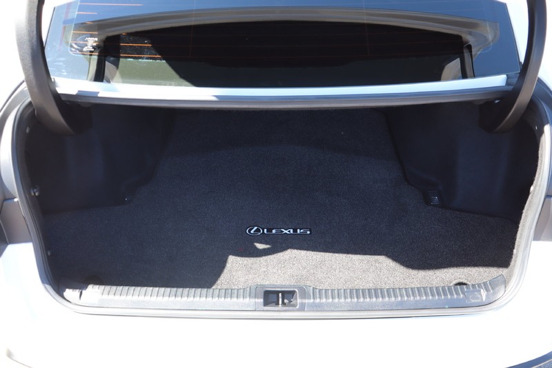 Lexus IS Vehicle Full-screen Gallery Image 08